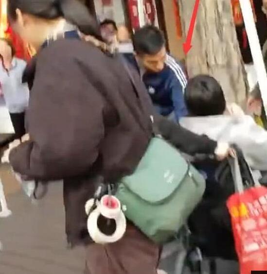 劉德華與殘疾人握手，一個細節引起了所有人的注意，人品好不好，一件小事看透徹 ！  