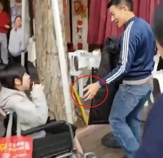 劉德華與殘疾人握手，一個細節引起了所有人的注意，人品好不好，一件小事看透徹 ！  