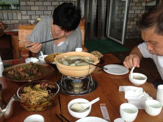 爸媽請女友吃飯 她一口氣豪點了6道名菜 我看得心慌 結帳時傻了