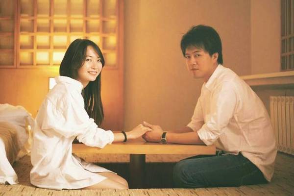 哥哥裝窮去相親，吃飯中途去接電話，哥哥結帳時服務員說已經付過了