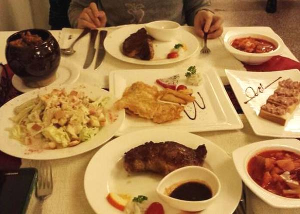 哥哥裝窮去相親，吃飯中途去接電話，哥哥結帳時服務員說已經付過了