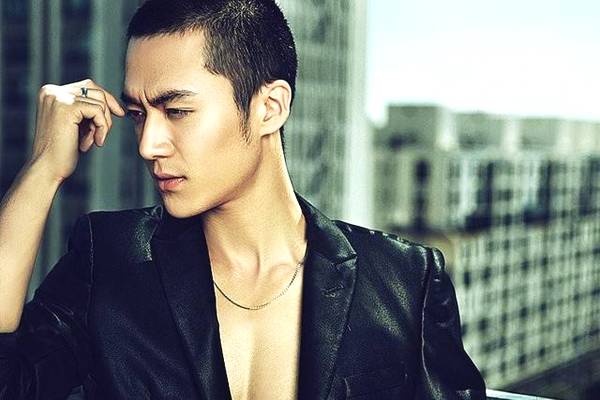 哥哥裝窮去相親，吃飯中途去接電話，哥哥結帳時服務員說已經付過了