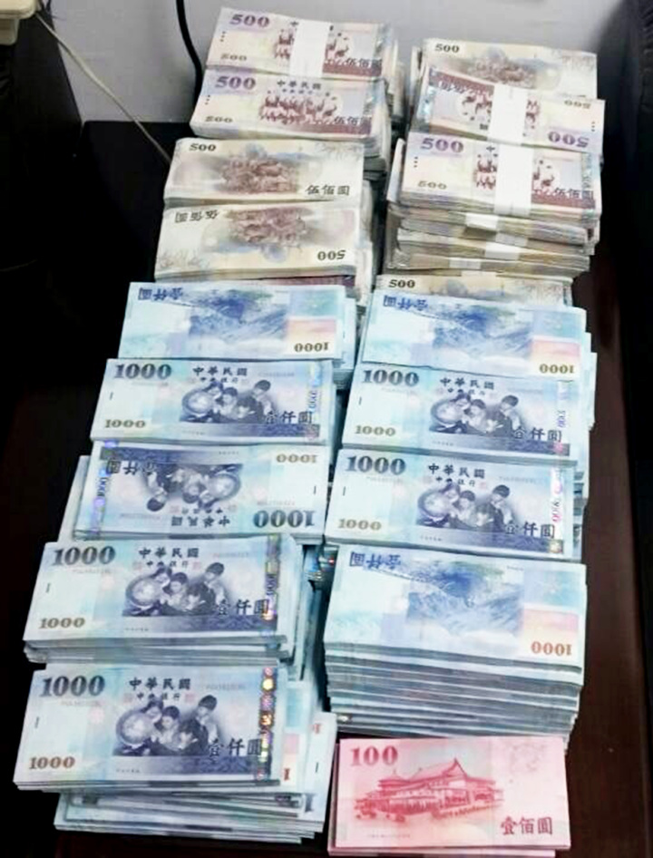 老太救了只白狐,白狐卻說她會窮五代,老太靈機一動,從此不缺錢花