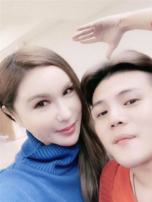 孫生26歲第一次圍爐爆哭：「是一生的追求」！利菁一家人發紅包鼓勵   暖心喊話「我們都是你的家人」網友全淚推