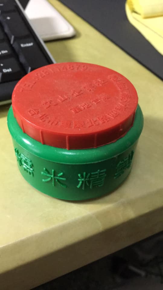 有年紀才知道！過年必備「貼春聯神器」黏性超強　阿嬤最愛「用途超級多」網讚：還能挖來吃