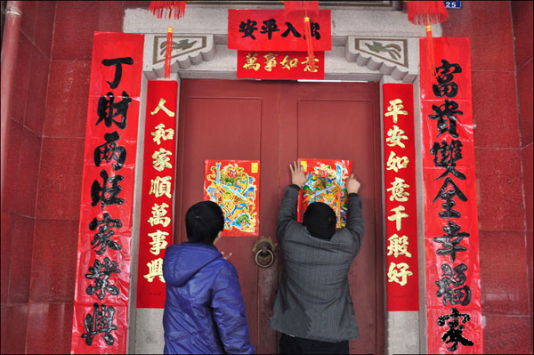 有年紀才知道！過年必備「貼春聯神器」黏性超強　阿嬤最愛「用途超級多」網讚：還能挖來吃