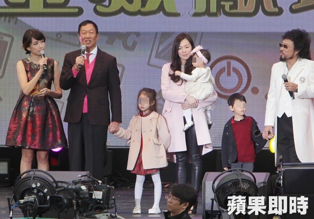 郭台銘老婆傳「再懷第4胎豬寶寶」？　夫妻倆沉默1天「親自出面回應」笑喊：真的很感動