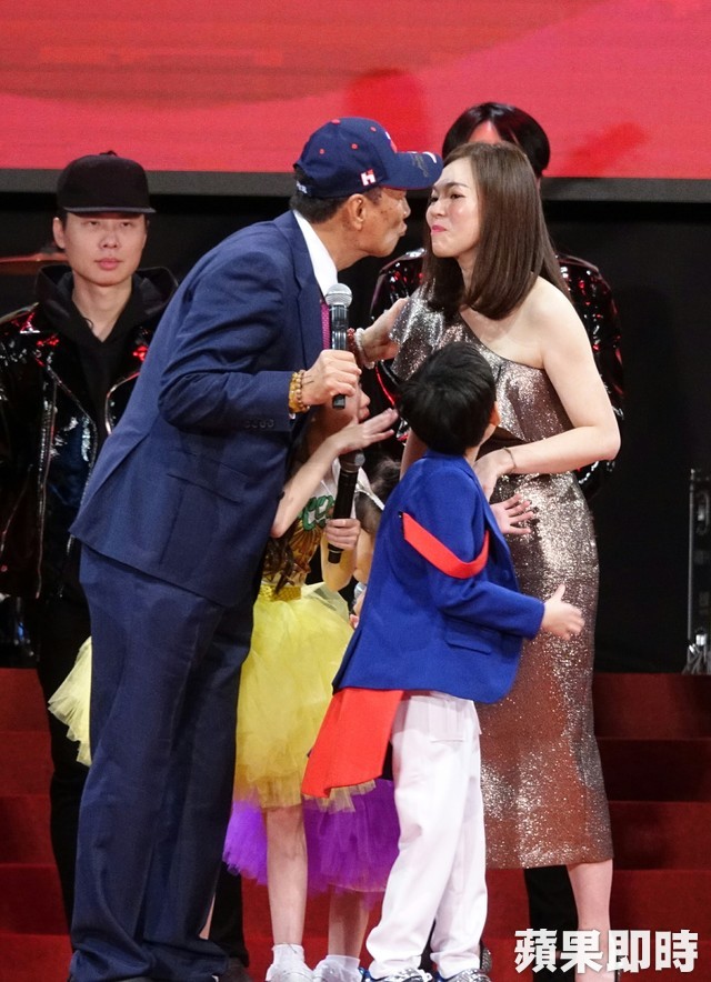 郭台銘老婆傳「再懷第4胎豬寶寶」？　夫妻倆沉默1天「親自出面回應」笑喊：真的很感動