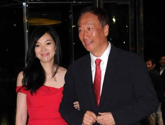 郭台銘老婆傳「再懷第4胎豬寶寶」？　夫妻倆沉默1天「親自出面回應」笑喊：真的很感動