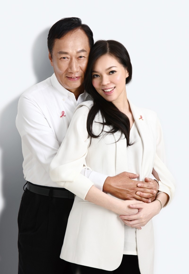 郭台銘老婆傳「再懷第4胎豬寶寶」？　夫妻倆沉默1天「親自出面回應」笑喊：真的很感動