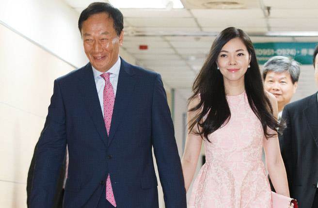 郭台銘老婆傳「再懷第4胎豬寶寶」？　夫妻倆沉默1天「親自出面回應」笑喊：真的很感動