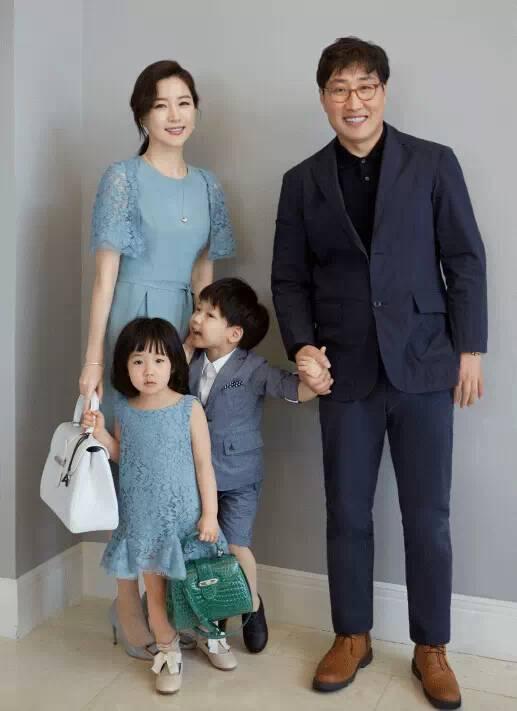 她年近半百「生過2個孩子」，卻依然是韓國最美的女人