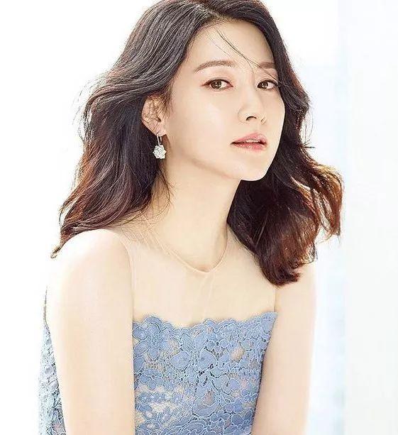 她年近半百「生過2個孩子」，卻依然是韓國最美的女人