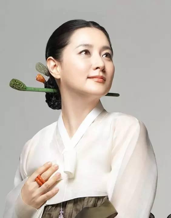 她年近半百「生過2個孩子」，卻依然是韓國最美的女人