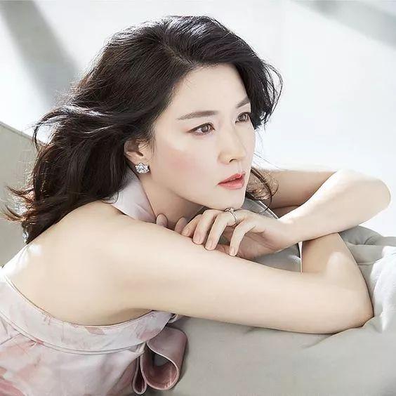 她年近半百「生過2個孩子」，卻依然是韓國最美的女人