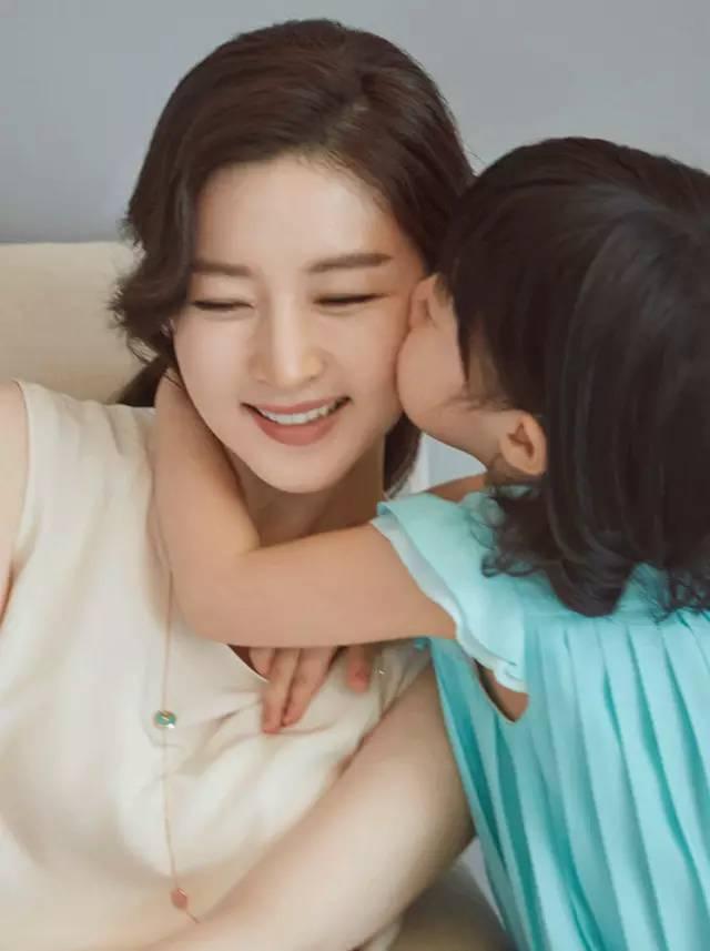 她年近半百「生過2個孩子」，卻依然是韓國最美的女人