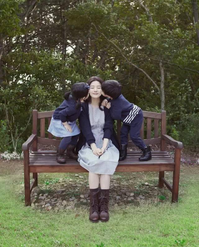 她年近半百「生過2個孩子」，卻依然是韓國最美的女人