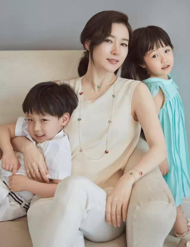 她年近半百「生過2個孩子」，卻依然是韓國最美的女人