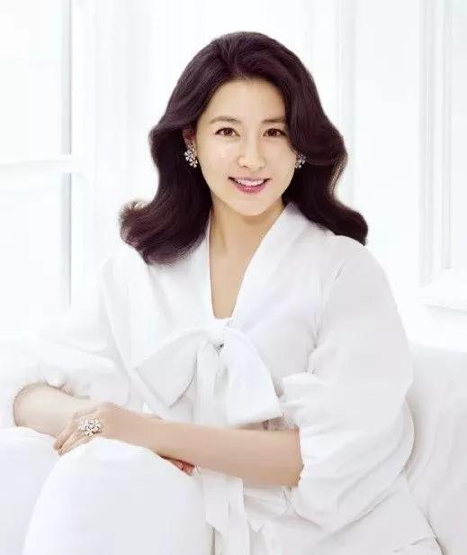 她年近半百「生過2個孩子」，卻依然是韓國最美的女人