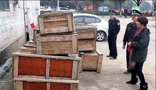  8個密封箱子路邊放了四個月沒人動，打開一看警察都嚇著了！