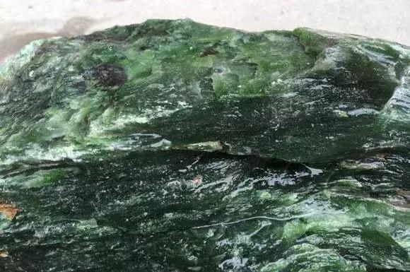  8個密封箱子路邊放了四個月沒人動，打開一看警察都嚇著了！