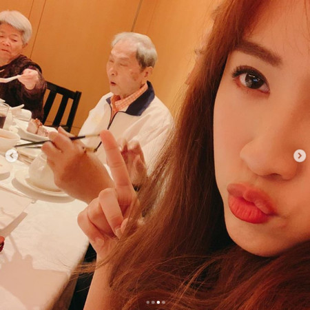 連吳宗憲都害怕！Sandy年夜飯曬「女強人阿嬤」全家不敢惹她　準備「超厚紅包送她」自嘲不孝孫