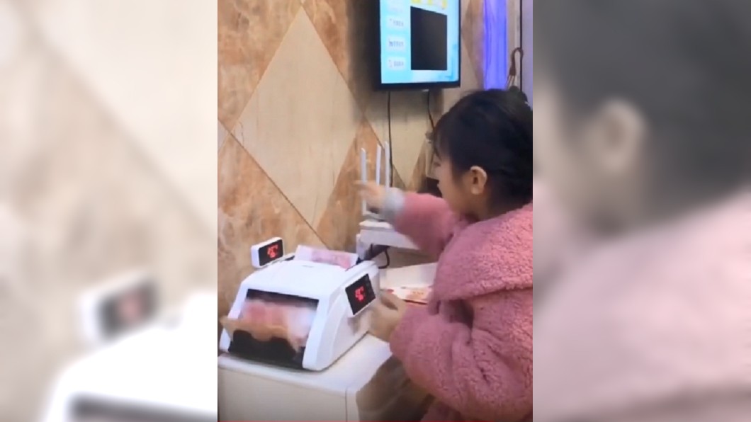 貧窮限制想像！女童收紅包「數到手累出動點鈔機」網驚：超過半年薪水　「超狂金額曝光」當地網友：這很正常