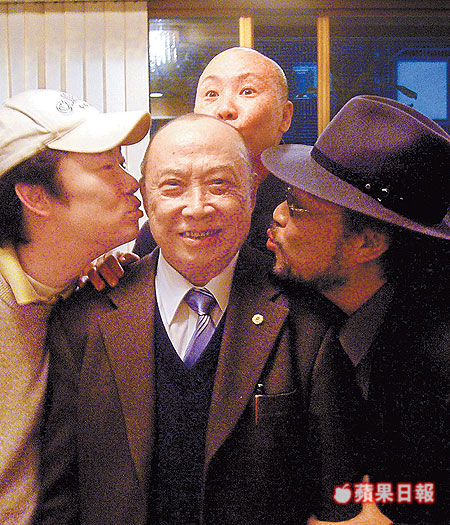 退休想當養雞王！費玉清唱《晚安曲》淚崩宣布封麥　哽咽吐心聲：「爸爸當年勸我休息，我現在後悔了…」