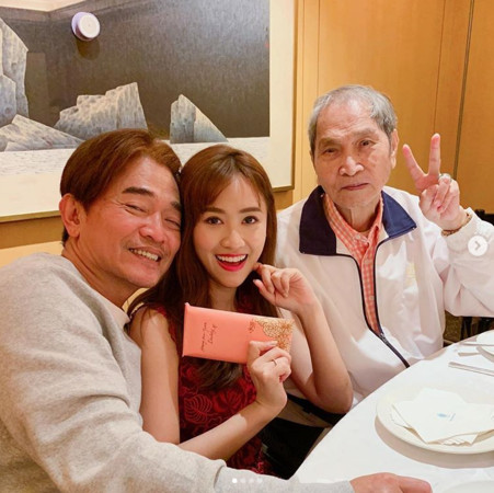 連吳宗憲都害怕！Sandy年夜飯曬「女強人阿嬤」全家不敢惹她　準備「超厚紅包送她」自嘲不孝孫
