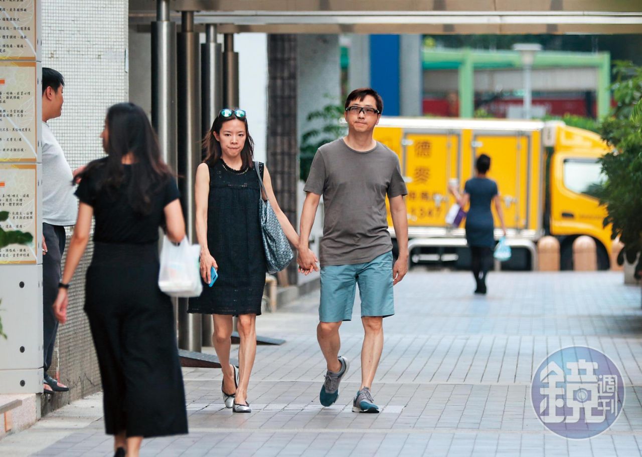 庾澄慶開心po文：「新年來張全家福！」網友興奮一看六口：真是一個模子刻出來的　