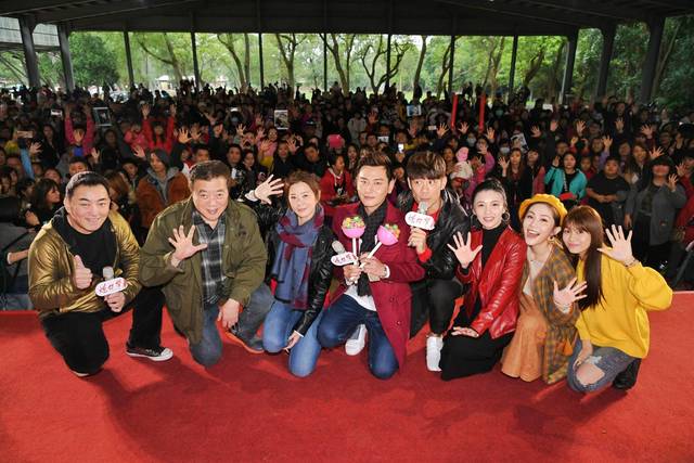 李燕「豪撒50萬紅包」寵家人！薪水捐孤兒院「領養7個孩子」宛如親生疼愛