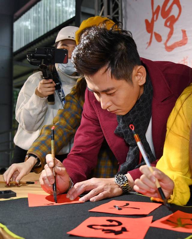 李燕「豪撒50萬紅包」寵家人！薪水捐孤兒院「領養7個孩子」宛如親生疼愛