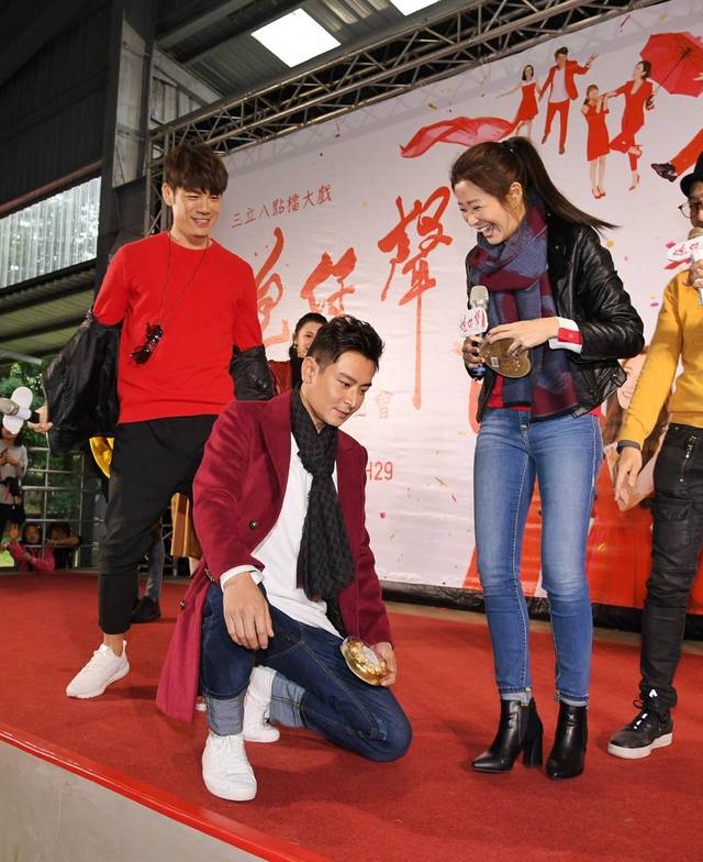 李燕「豪撒50萬紅包」寵家人！薪水捐孤兒院「領養7個孩子」宛如親生疼愛
