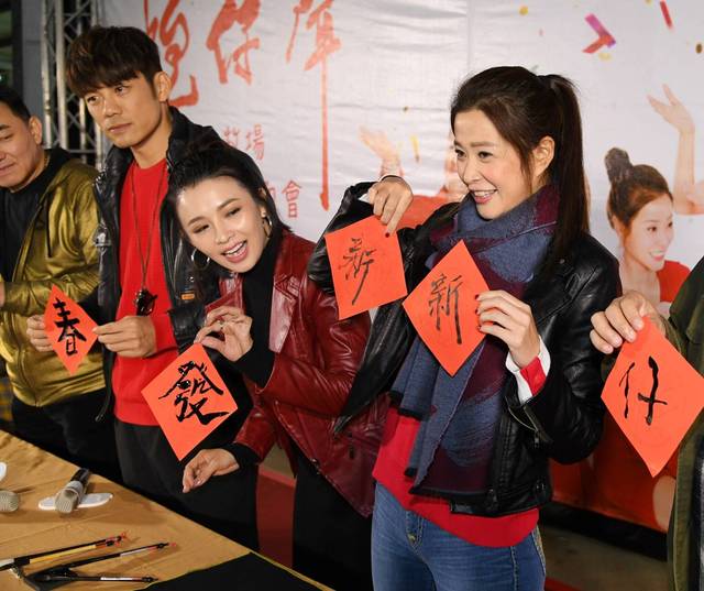 李燕「豪撒50萬紅包」寵家人！薪水捐孤兒院「領養7個孩子」宛如親生疼愛
