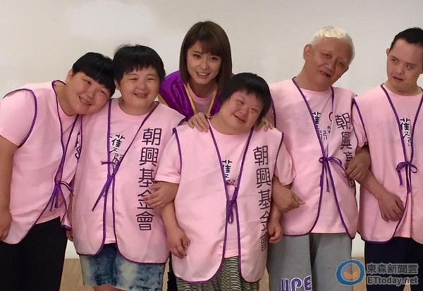 李燕「豪撒50萬紅包」寵家人！薪水捐孤兒院「領養7個孩子」宛如親生疼愛