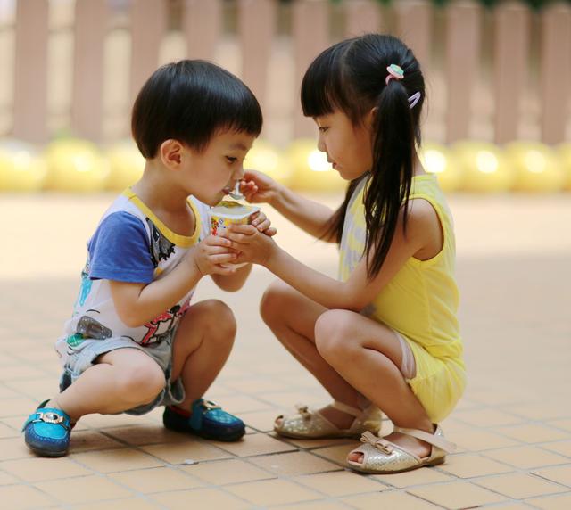 從小就當姐奴！他沒錢吃飯「苦情提3方案」向姐姐求救　不到5秒「立馬收到回覆」結局笑翻網友