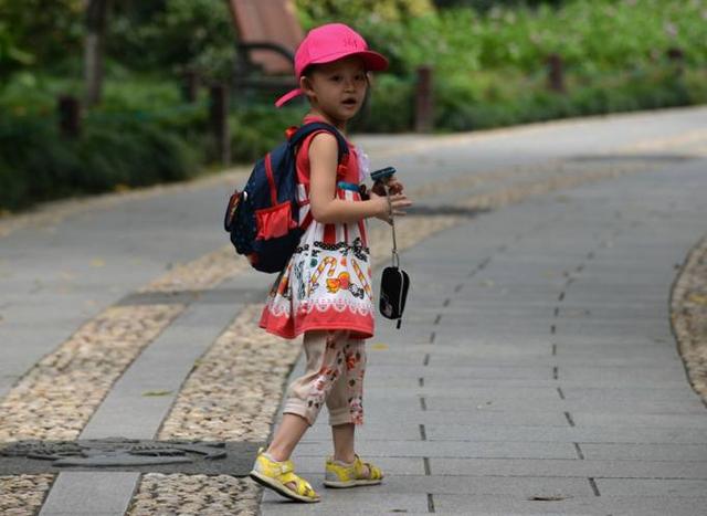 和未婚妻在公園約會，一怪小孩偷偷塞我張紙條，看完我立馬報了警