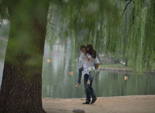 和未婚妻在公園約會，一怪小孩偷偷塞我張紙條，看完我立馬報了警