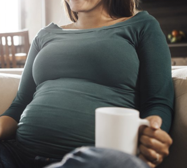 女兒生產情況危急，女婿大喊保孩子，孩子出生後，岳父含淚給女婿一百萬