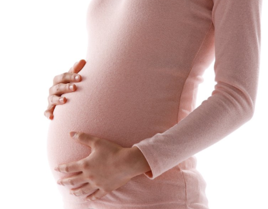 女兒生產情況危急，女婿大喊保孩子，孩子出生後，岳父含淚給女婿一百萬