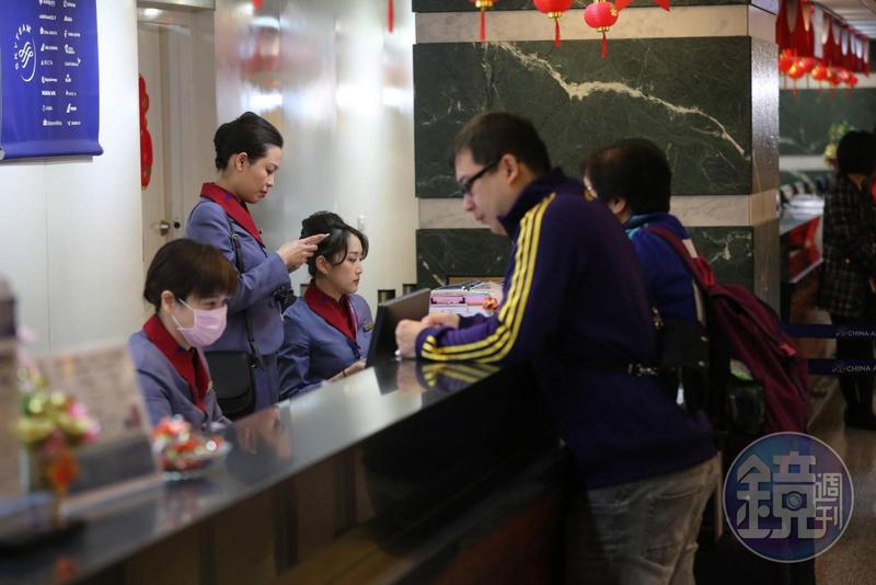 反對華航罷工！數百地勤集結「不准壓迫公司」上街抗議　同事一看「小姐妳哪位」下場完蛋了