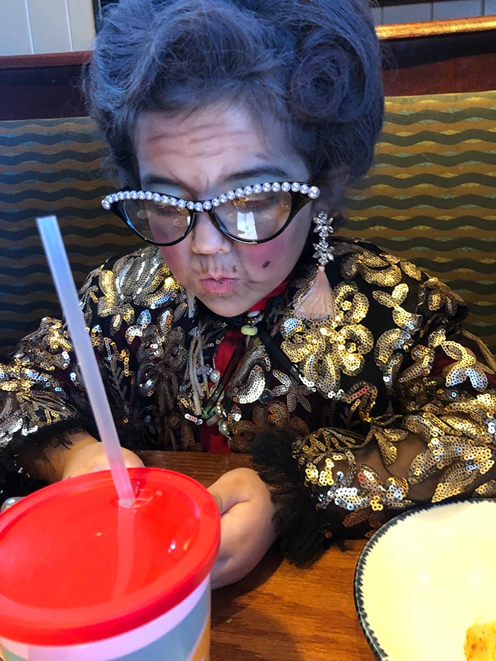 扮公主落伍了！6歲女娃「扮100歲土豪阿嬤」成幼稚園巨星　一卸妝「甜美臉蛋」爆紅全國：未來之星❤