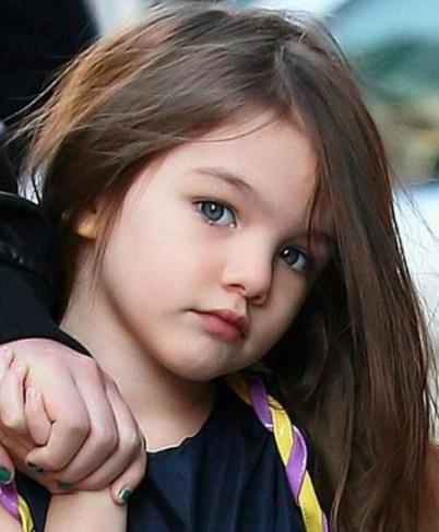 阿湯哥女兒長大了，12歲傾國傾城，穿花裙子「逆天長腿」逛街美成仙女！