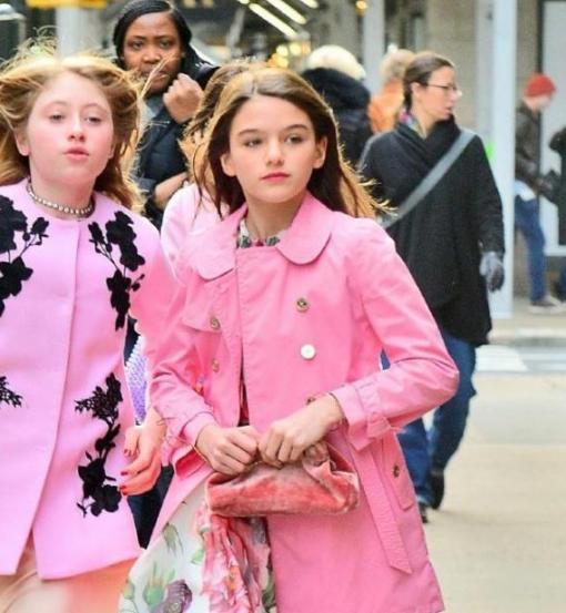 阿湯哥女兒長大了，12歲傾國傾城，穿花裙子「逆天長腿」逛街美成仙女！