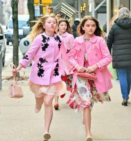 阿湯哥女兒長大了，12歲傾國傾城，穿花裙子「逆天長腿」逛街美成仙女！