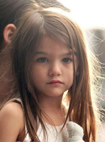 阿湯哥女兒長大了，12歲傾國傾城，穿花裙子「逆天長腿」逛街美成仙女！