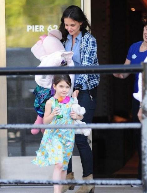 阿湯哥女兒長大了，12歲傾國傾城，穿花裙子「逆天長腿」逛街美成仙女！