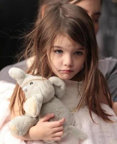 阿湯哥女兒長大了，12歲傾國傾城，穿花裙子「逆天長腿」逛街美成仙女！