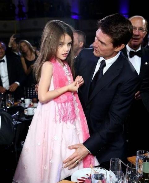 阿湯哥女兒長大了，12歲傾國傾城，穿花裙子「逆天長腿」逛街美成仙女！