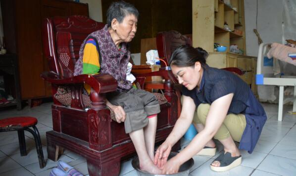 老公走了我把公婆接來同住，小姑子出嫁當天給我磕頭，我說：離婚